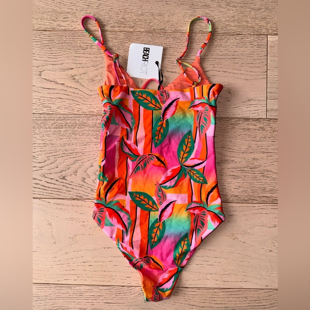 NEW | BEACH RIOT LESLIE ONE PIECE IN PALM BEACH Sz: Small
$178 - Picture 4 of 7